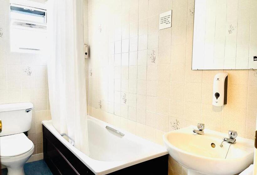 חדר משפחתי, The Lovat