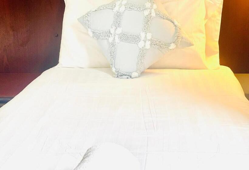 חדר אקונומי לשלושה, The Lovat