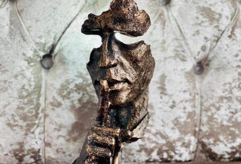 Номер Стандарт Вид на Горы, The Lovat