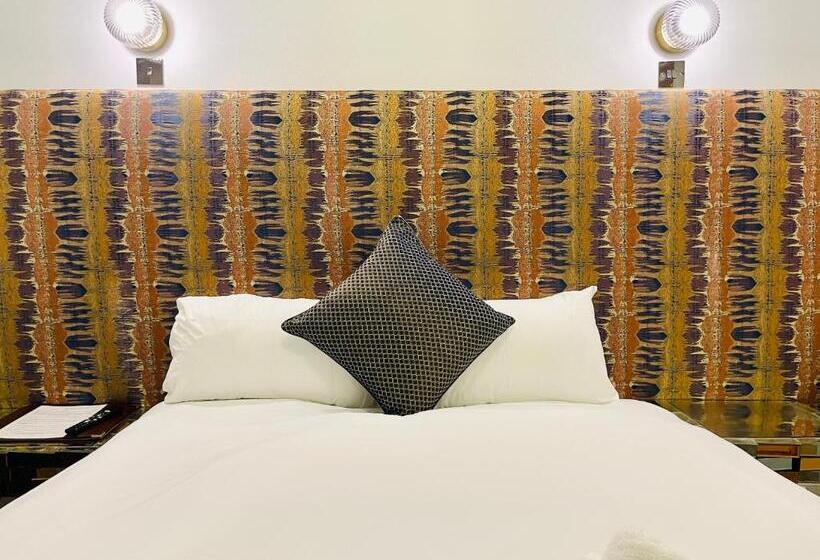 Номер Стандарт Вид на Горы, The Lovat