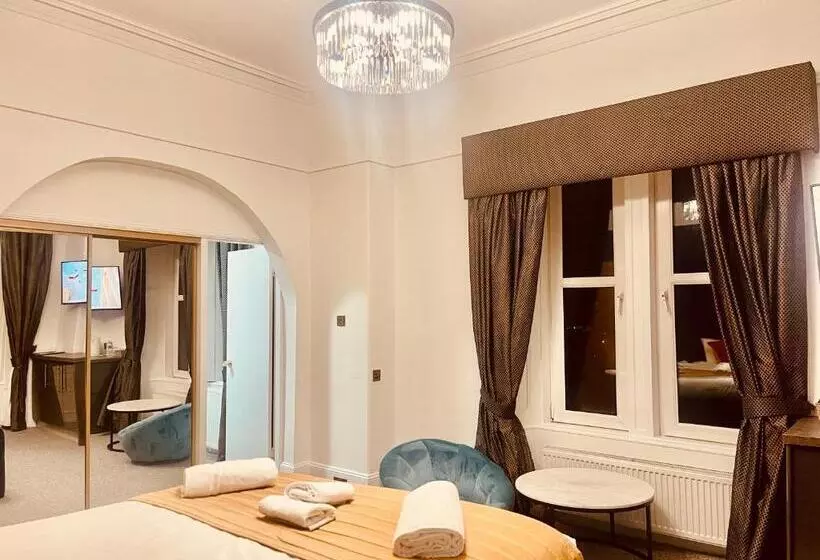Deluxe Suite King Bed, The Lovat