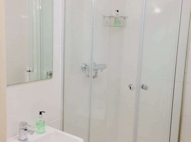 标准单人间, Ely House