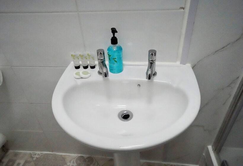 Четырехместный Номер Стандарт, Gatwick Birchwood Lodge