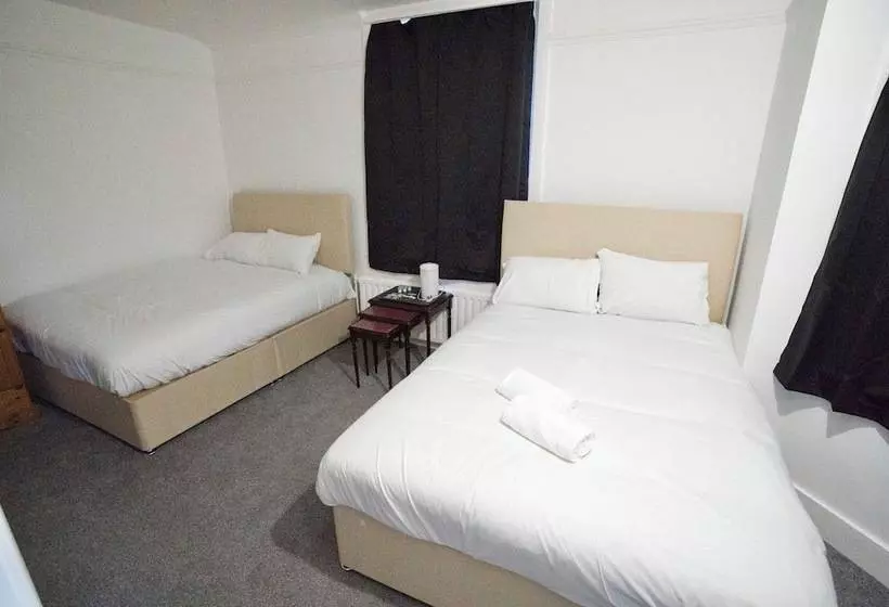 スタンダード4人部屋, Gatwick Birchwood Lodge