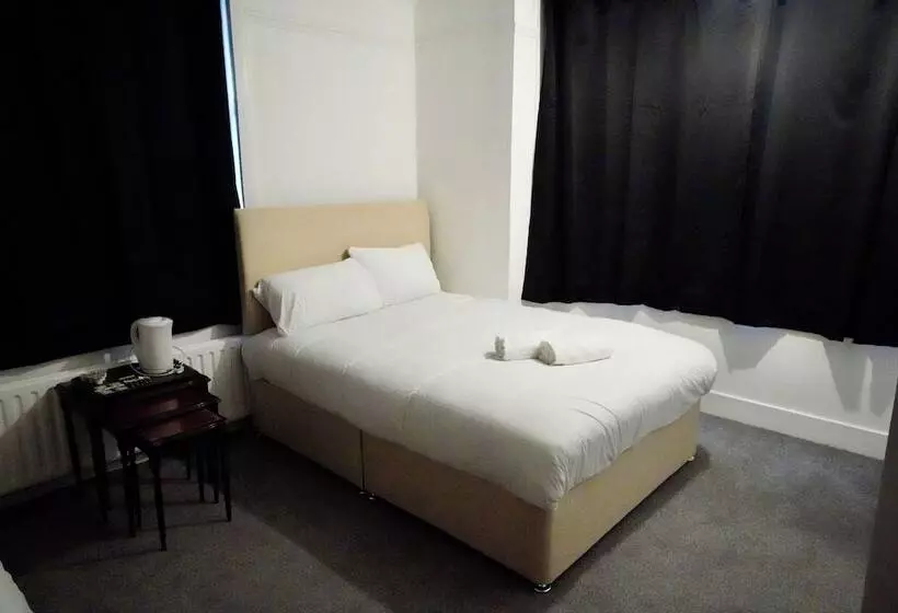 スタンダード4人部屋, Gatwick Birchwood Lodge