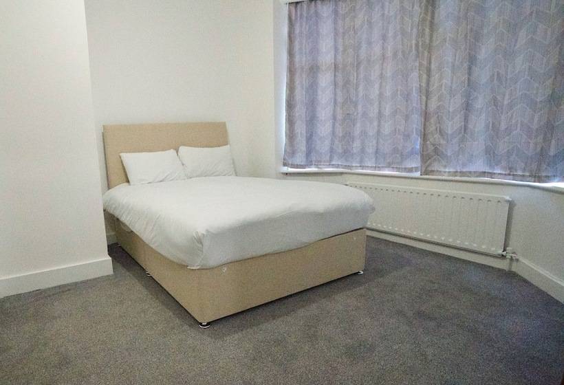 Четырехместный Номер Стандарт, Gatwick Birchwood Lodge