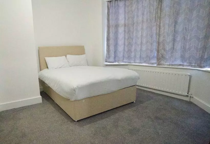 スタンダード4人部屋, Gatwick Birchwood Lodge