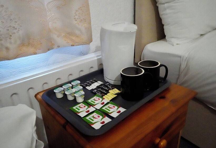 Четырехместный Номер Стандарт, Gatwick Birchwood Lodge