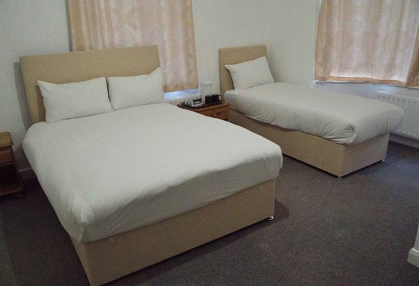 Четырехместный Номер Стандарт, Gatwick Birchwood Lodge