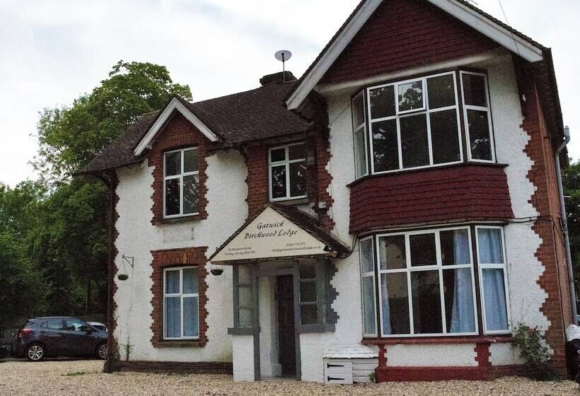 Четырехместный Номер Стандарт, Gatwick Birchwood Lodge