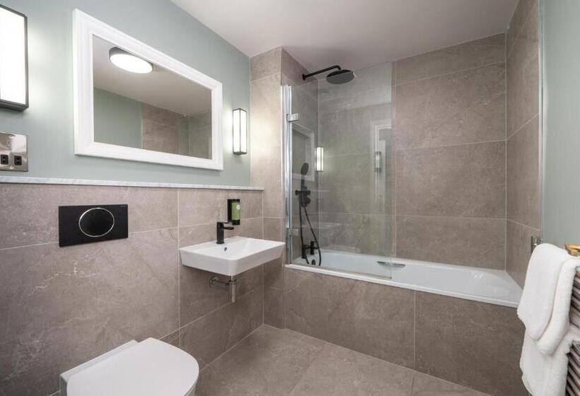 豪华三人间, Ivanhoe Inn And