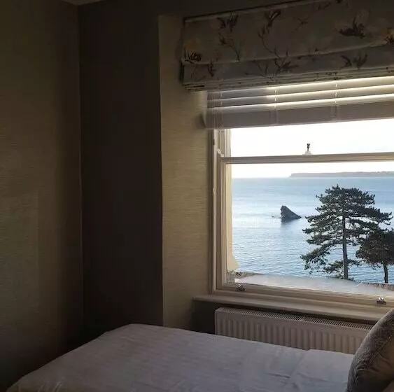 Cameră Familiară cu Vedere la Mare, The Osborne
