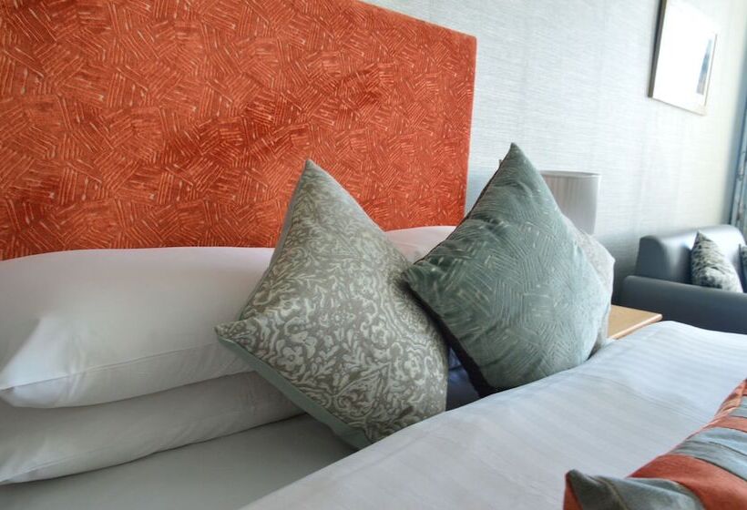 اتاق خانوادگی با چشمانداز دریا, The Osborne