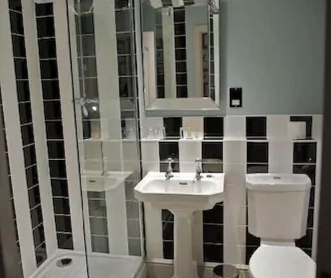 Классический Номер, Stonehouse Court Hotel A Bespoke