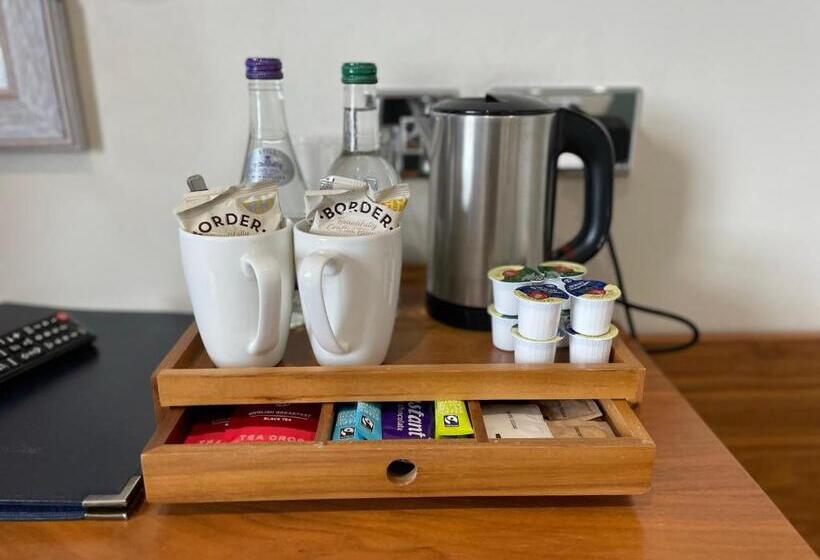 غرفة قياسية, The Ship