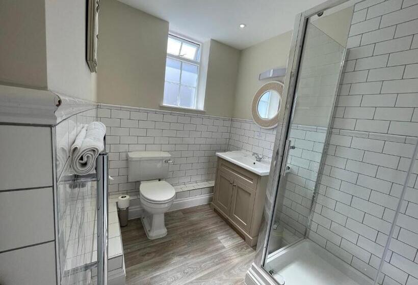 غرفة أساسية, The Ship