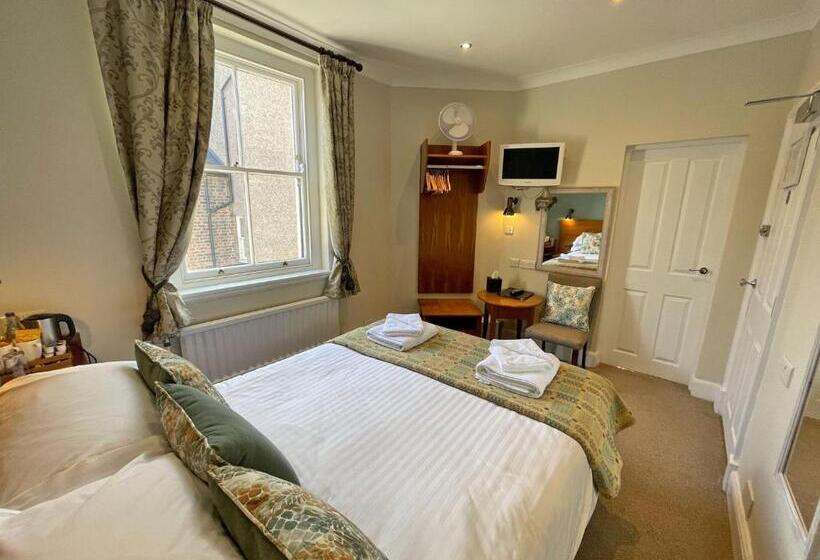 غرفة أساسية, The Ship