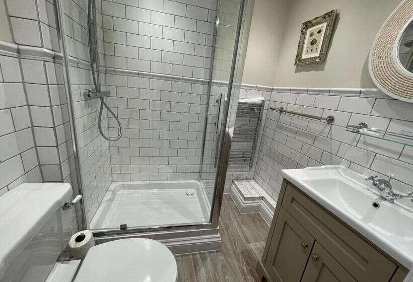 غرفة عائلية, The Ship