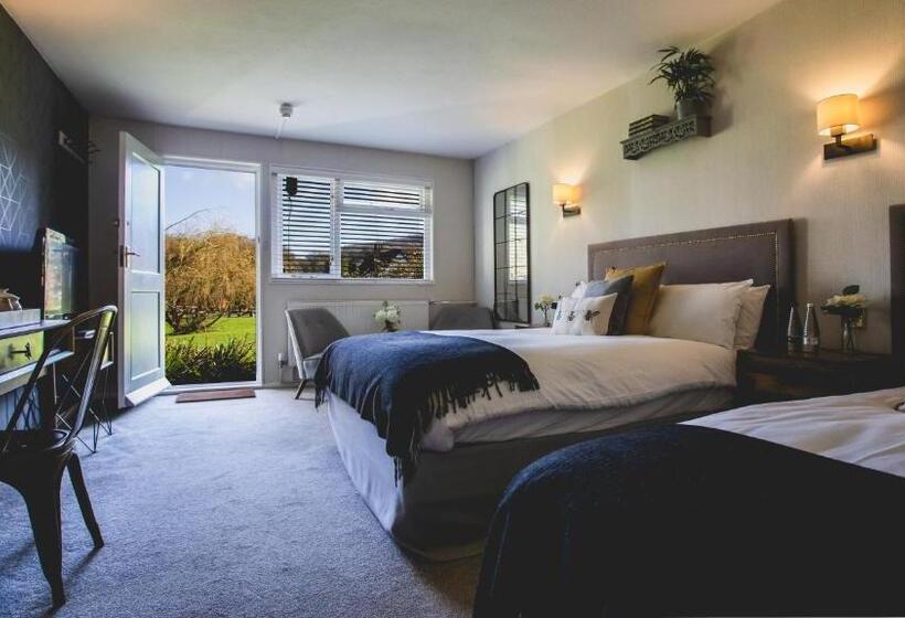 디럭스 룸, The Wild Hare