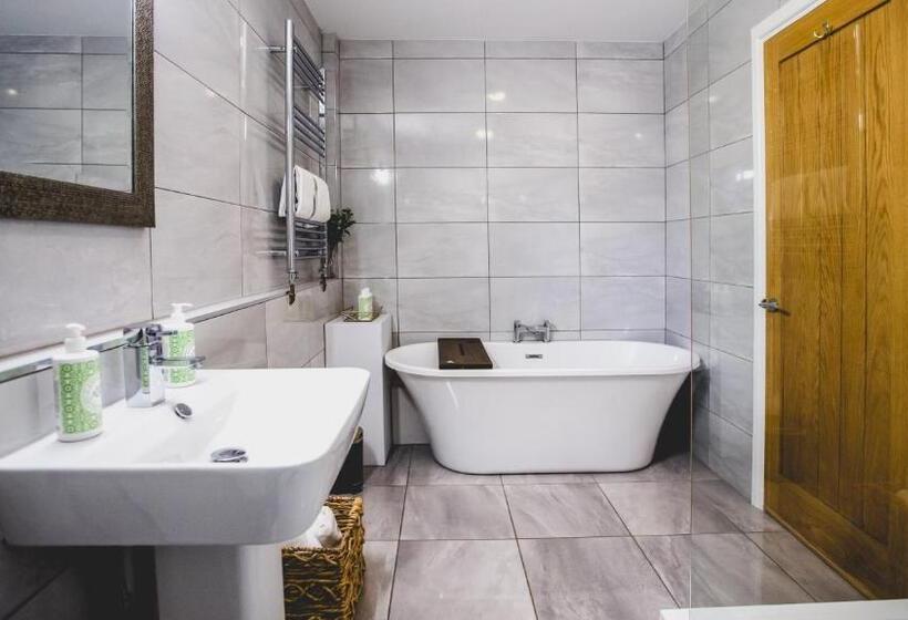 디럭스 룸 킹사이즈 침대, The Wild Hare