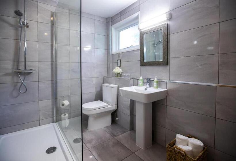 디럭스 룸 킹사이즈 침대, The Wild Hare