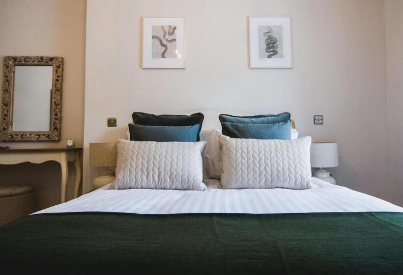 디럭스 룸 킹사이즈 침대, The Wild Hare