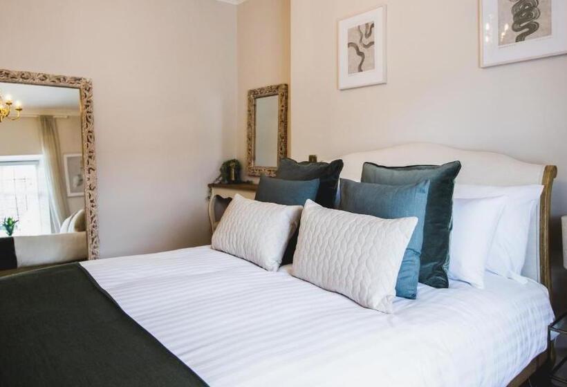 디럭스 룸 킹사이즈 침대, The Wild Hare