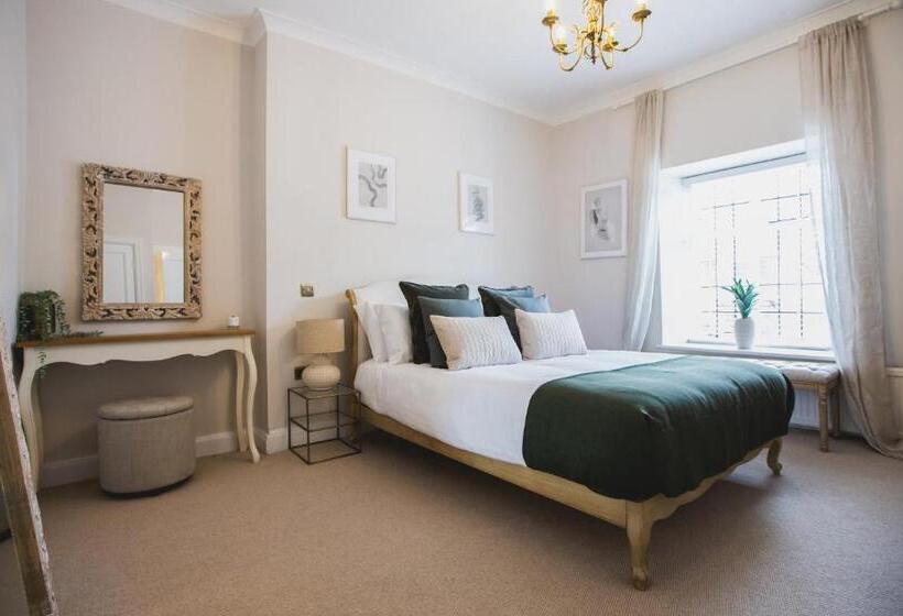 디럭스 룸 킹사이즈 침대, The Wild Hare