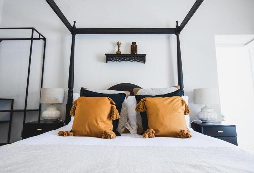 디럭스 스위트 킹 침대, The Wild Hare