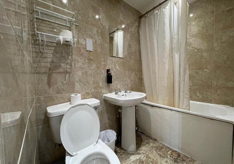 Четырехместный Номер Стандарт, OYO Somerset Hotel Baker Street London