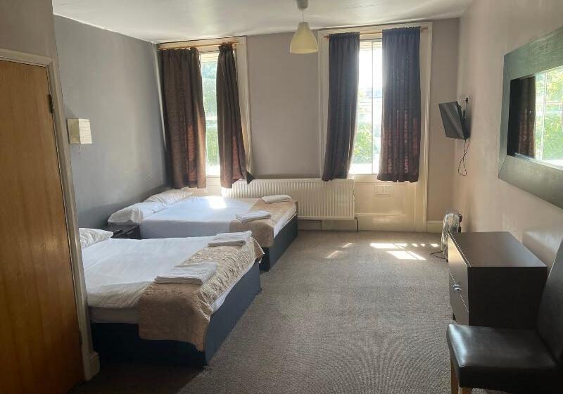 חדר סטנדרט לארבעה, OYO Somerset Hotel Baker Street London