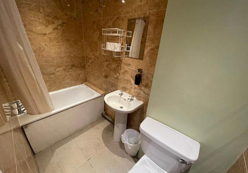 Четырехместный Номер Стандарт, OYO Somerset Hotel Baker Street London