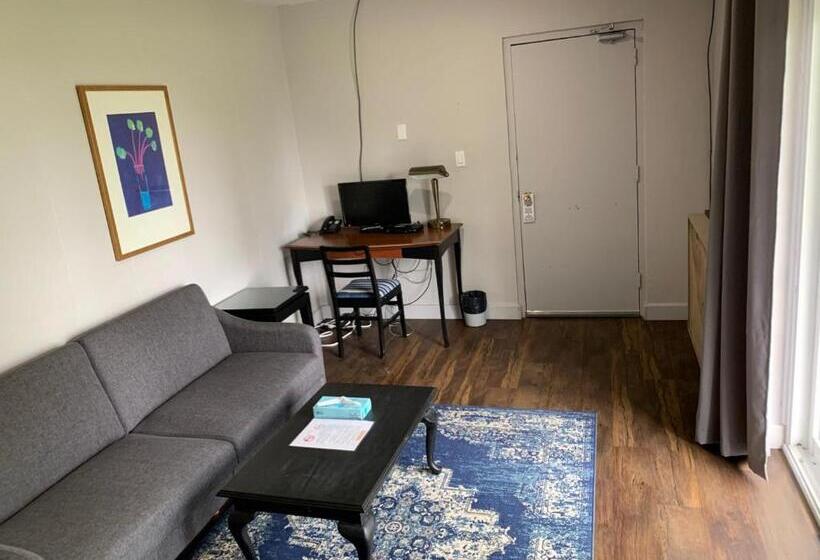 Suite with lake view, Caswell Resort