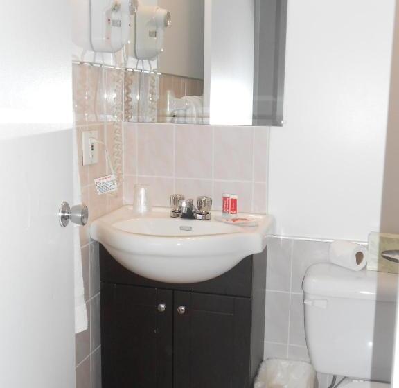 キングサイズベッドのスタンダードルーム, Baymont By Wyndham Montreal Airport