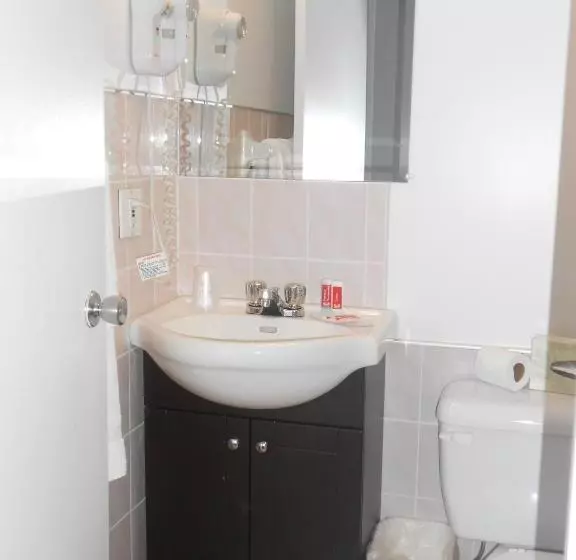 اتاق استاندارد با تخت بزرگ, Baymont By Wyndham Montreal Airport