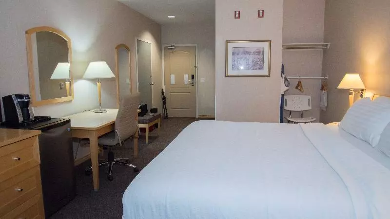 キングサイズベッドのスタンダードルーム, Doubletree By Hilton Kelowna
