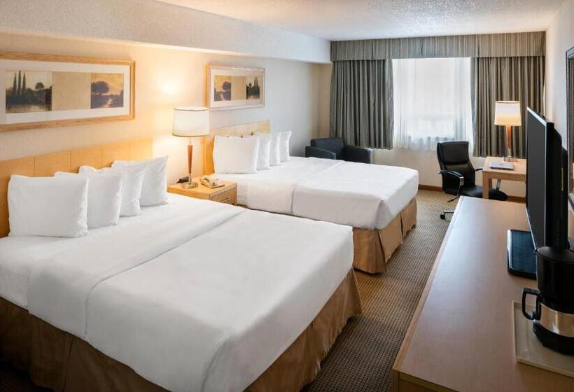 带2个双人床的标准工作室, Quality Inn And Suites Montreal East