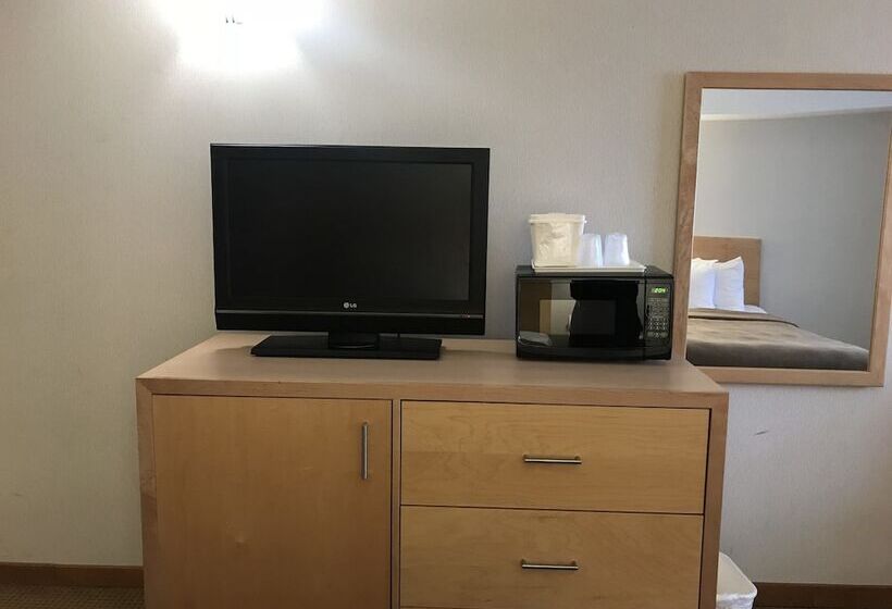 带2个双人床的标准工作室, Quality Inn And Suites Montreal East