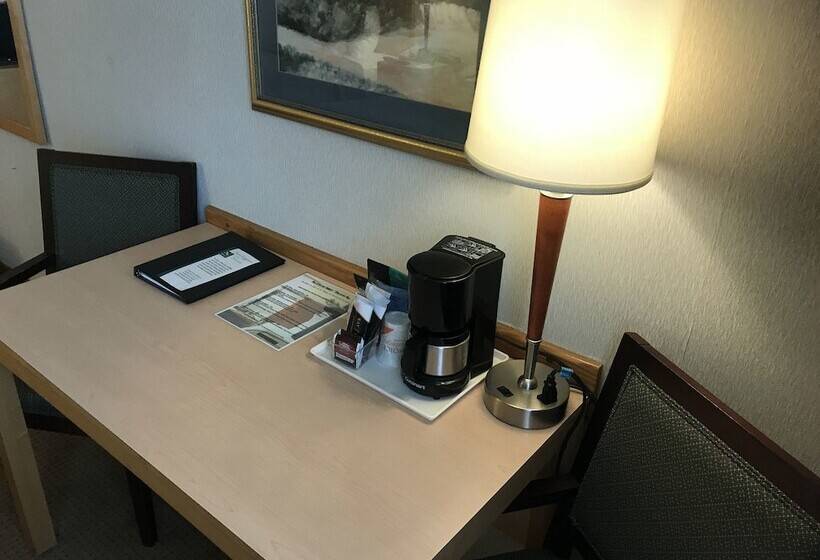 ２ダブルベッドのスタンダードルーム, Quality Inn And Suites Montreal East