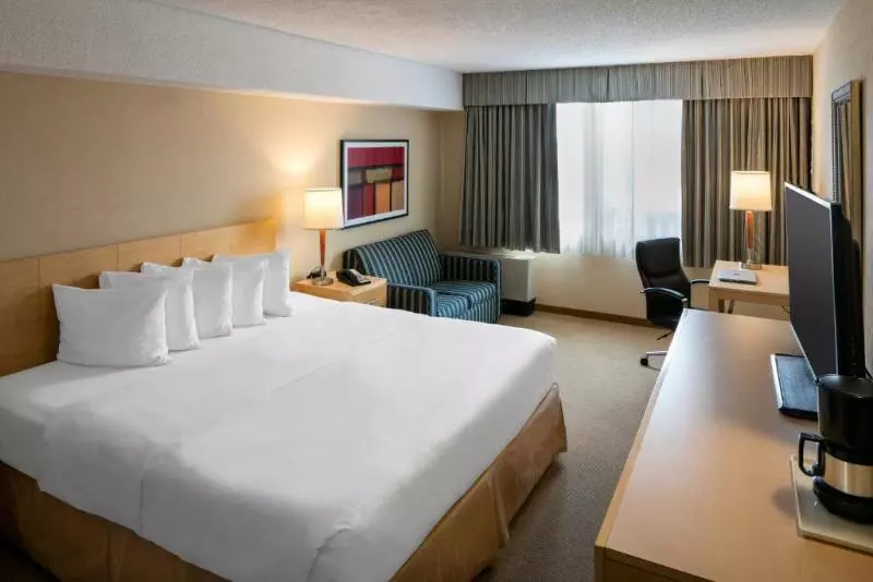 キングサイズベッドのスイートルーム, Quality Inn And Suites Montreal East