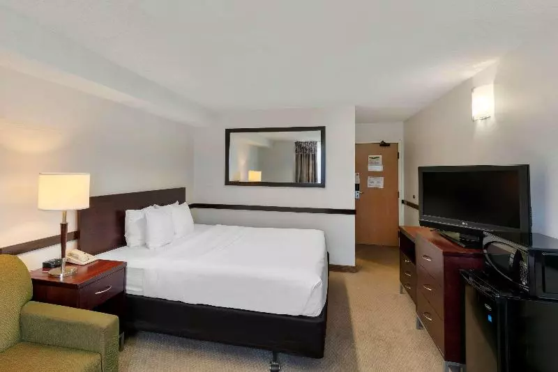 キングサイズベッドのスイートルーム, Quality Inn And Suites Montreal East