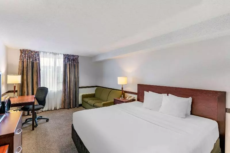 キングサイズベッドのスイートルーム, Quality Inn And Suites Montreal East