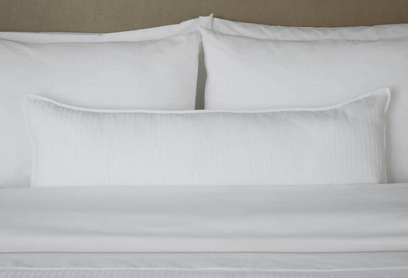 带2个双人床的标准工作室, Sheraton Montreal Airport