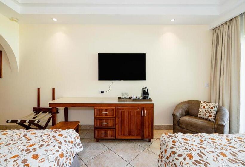 Семейный Номер Вид на Бассейн, Tamarindo Diria Beach Resort