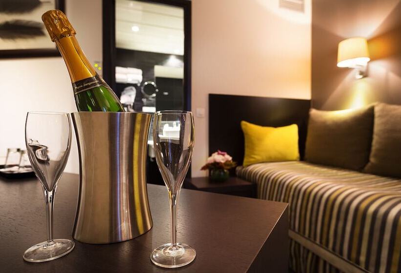 اتاق استاندارد سه نفره, Arc Elysees