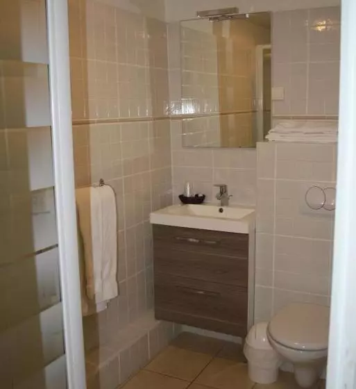 Standard Neljän Hengen Huone, Hôtel De La Rhune