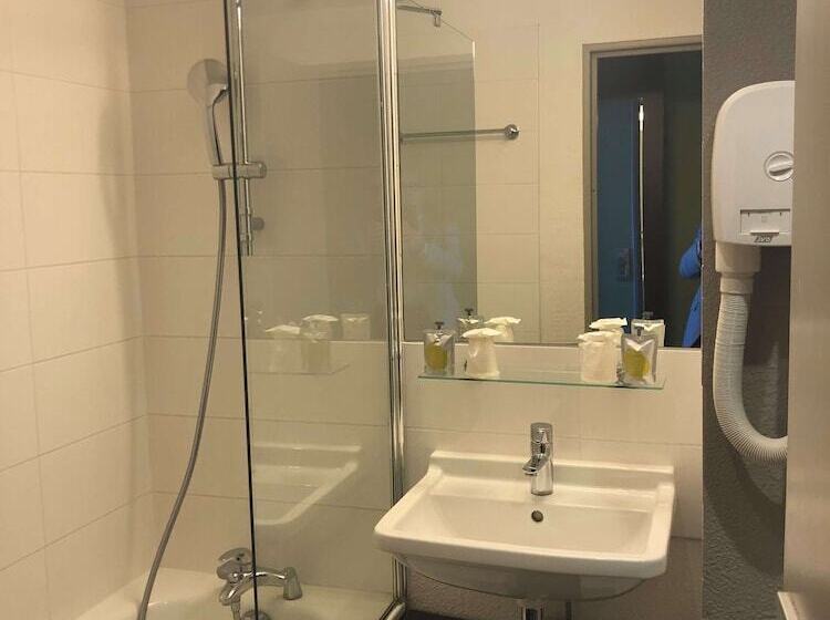 Номер Стандарт, Kyriad Hôtel Orly Aéroport   Athis Mons
