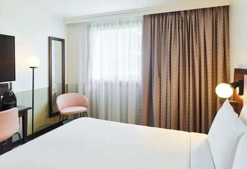 身障者適用スタンダードルーム, B&b Hotel Saint-Quentin-en-Yvelines Centre Gare 4 étoiles