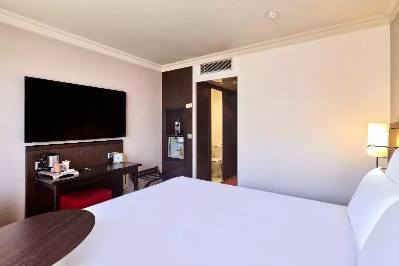スーペリアールーム, B&b Hotel Saint-Quentin-en-Yvelines Centre Gare 4 étoiles