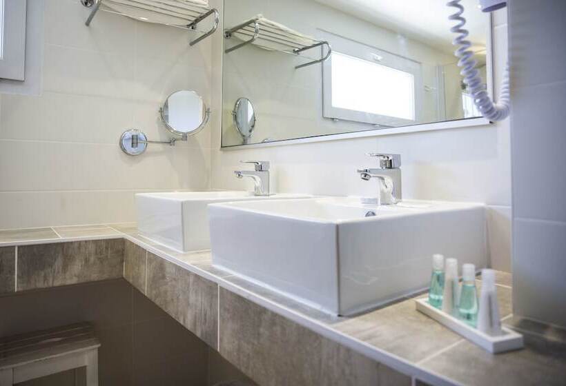 جناح جونيور مطلّ علي البحر, Grand Hôtel Du Lido